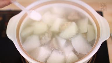 40分钟后，加入适量的盐调味。