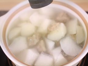 根据个人口味加入适量的胡椒粉。