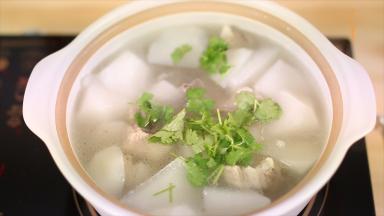 撒上香菜即可起锅了。