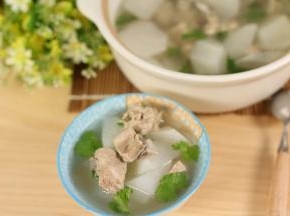寒冷的冬天来一碗萝卜排骨汤，暖暖的。