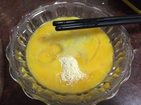 鸡蛋打散后加入盐和鸡粉搅拌均匀