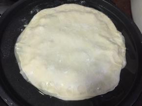 盖上另一片面皮，边缘按紧实