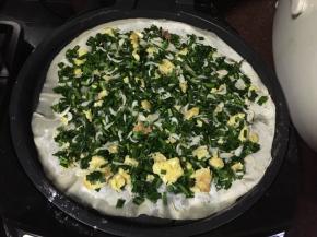 电饼铛抹上油后加入鸡蛋韭菜