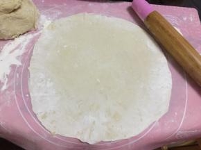 面团和好后取出用擀面杖擀成薄薄的面饼