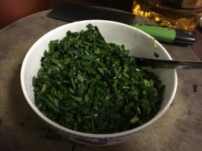 然后加入适量油搅拌均匀静置20分钟