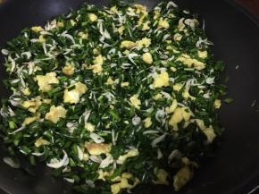 待鸡蛋冷却后加入韭菜搅拌均匀