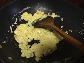 然后锅里热油后放入鸡蛋液翻炒至鸡蛋呈金黄色