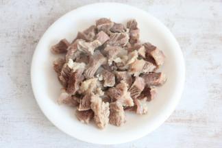 焯烫好的牛肉捞出用清水洗去浮沫。’