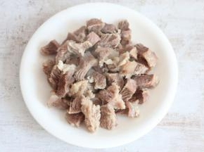 焯烫好的牛肉捞出用清水洗去浮沫。’