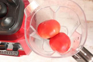 西红柿去掉底部，直接放入破壁机中。