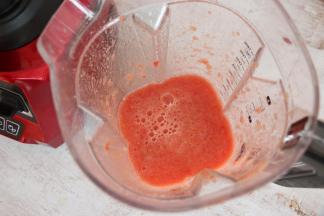 搅打大约10秒钟，就可以成为非常细腻的番茄汁了。因为破壁机强大的搅打功率，西红柿不用提前去皮，依然可以打成非常细腻的番茄汁，所以使用起来真的是非常方便！