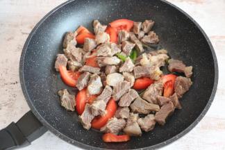 炖好的牛肉加入锅中一起翻炒。