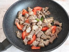 炖好的牛肉加入锅中一起翻炒。