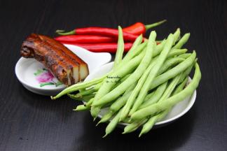 准备食材：四季豆、腊肉、红辣椒等；