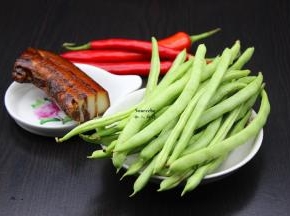 准备食材：四季豆、腊肉、红辣椒等；
