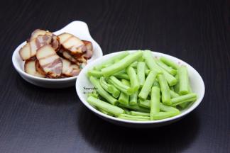 四季豆洗净去豆荚，腊肉洗净切片；