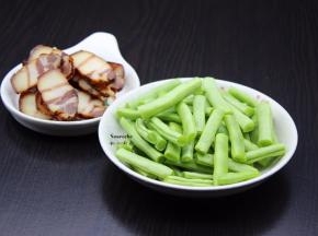 四季豆洗净去豆荚，腊肉洗净切片；