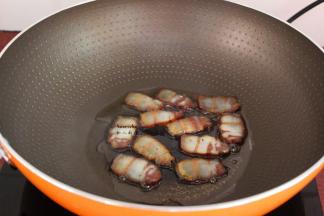 热锅，放一点的油，小火煎腊肉至微黄即可起锅；