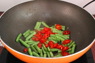加入洗干净切且好红辣椒翻炒；