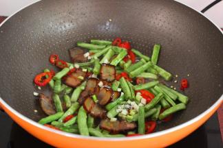 放盐、酱油翻炒均匀，在放香葱关火起锅。