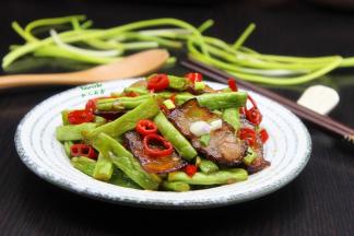 今年的春节宴客菜之一就是腊肉炒四季豆，是不是很容易学，又好吃呢。还有传统的长辈元素，又有年轻喜欢的四季豆。
