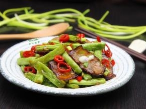 今年的春节宴客菜之一就是腊肉炒四季豆，是不是很容易学，又好吃呢。还有传统的长辈元素，又有年轻喜欢的四季豆。