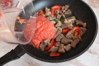 将番茄汁倒入锅中。