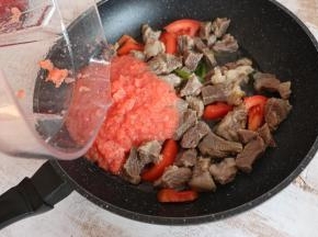 将番茄汁倒入锅中。