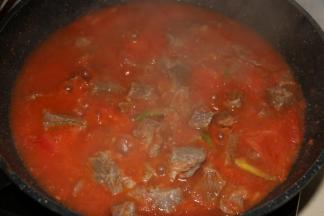 继续小火炖煮20分钟，让牛肉充分吸收西红柿的味道。西红柿也在慢慢熬煮的过程中与牛肉相互融合。