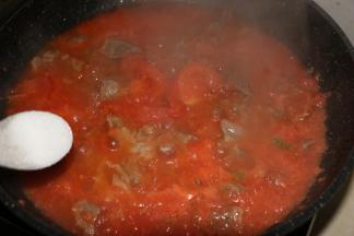 撒入适量盐调味，牛肉软烂 即可出锅。