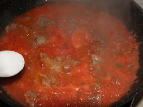 撒入适量盐调味，牛肉软烂 即可出锅。