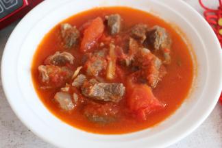 喝一口汤，酸爽可口，吃一口肉滋味悠长。你也快点动手为家人做一道西红柿炖牛腩吧。