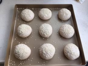 喷点水，撒上白芝麻