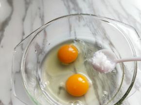 将鸡蛋敲再器具中，加入盐。