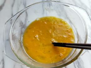 用筷子打至均匀。