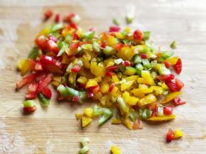 彩椒洗干净，切丁。