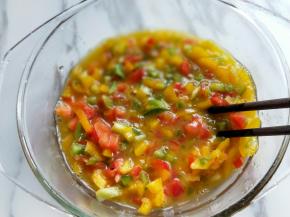 将切好的彩椒丁加入打散的鸡蛋器具中。