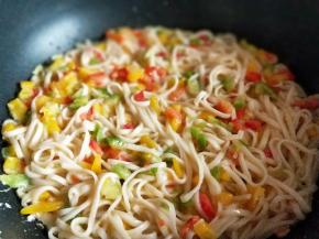 不粘锅中加入食用油，再倒入拌均匀的面条糊。中小火煎，盖上盖子5分钟。