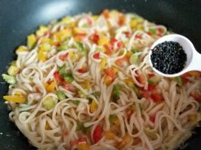 5分钟后再上面撒一层熟黑芝麻，即可出锅。