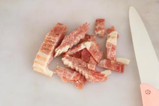培根切小块。