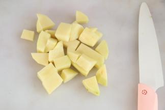 土豆去皮切小块。