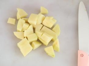 土豆去皮切小块。