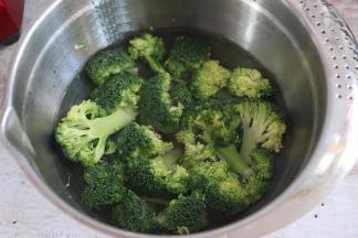 西蓝花掰成小块，用淡盐水浸泡20分钟。