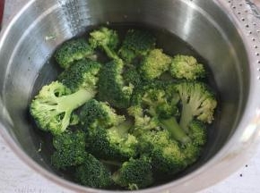 西蓝花掰成小块，用淡盐水浸泡20分钟。