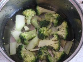 将土豆块与西蓝花开水焯烫3分钟。