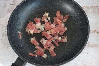 锅内倒入适量食用油，先放入培根翻炒。