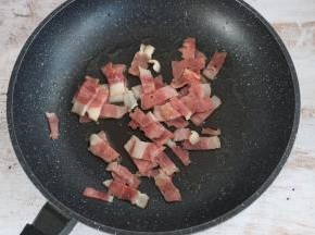 锅内倒入适量食用油，先放入培根翻炒。
