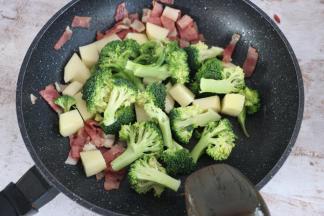 加入焯烫好的蔬菜继续翻炒。