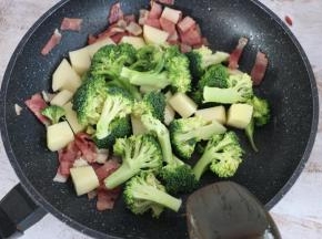 加入焯烫好的蔬菜继续翻炒。