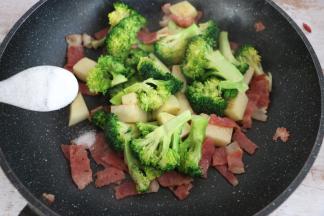 撒少许盐翻炒均匀，即可关火。